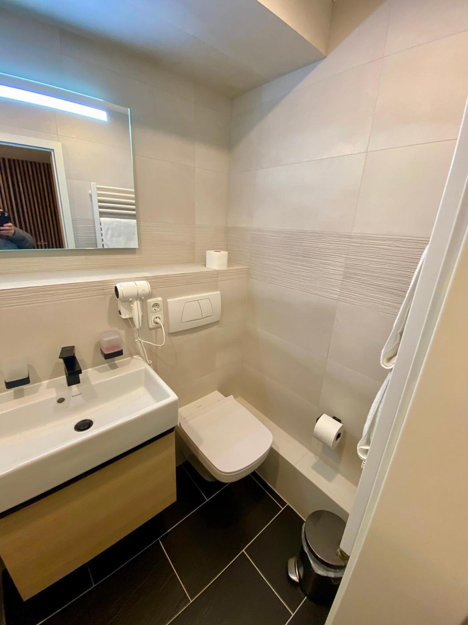 Hotel Restaurant Unikat เซลทิงเงน-อาคทิก ภายนอก รูปภาพ